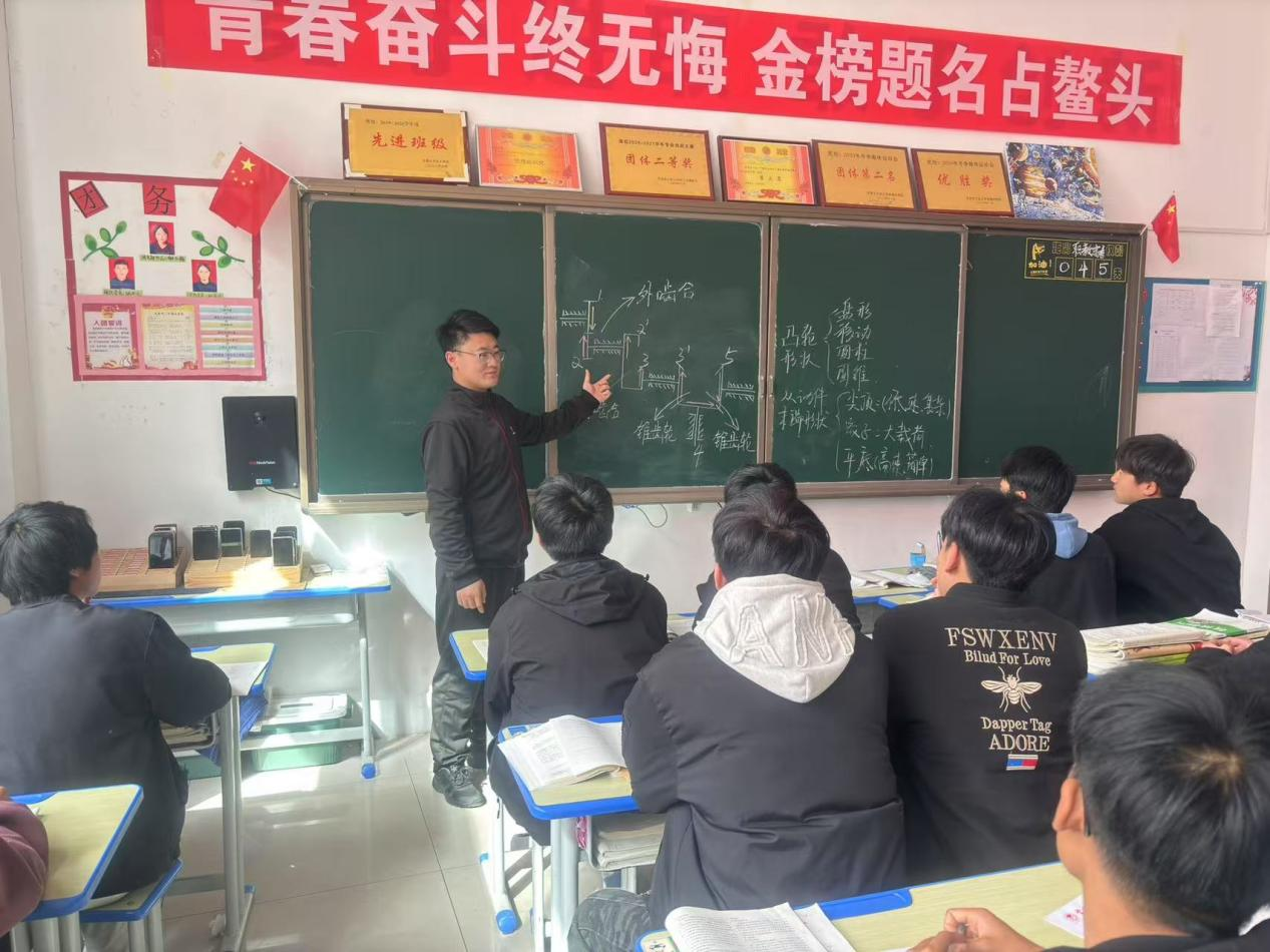 ​ 有温度的点灯人 | 优秀教师风采展示（4）：李旭泉