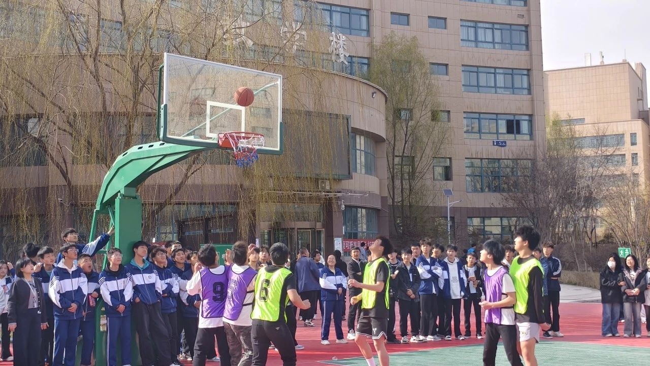 青春跃动篮球场汗水挥洒少年梦