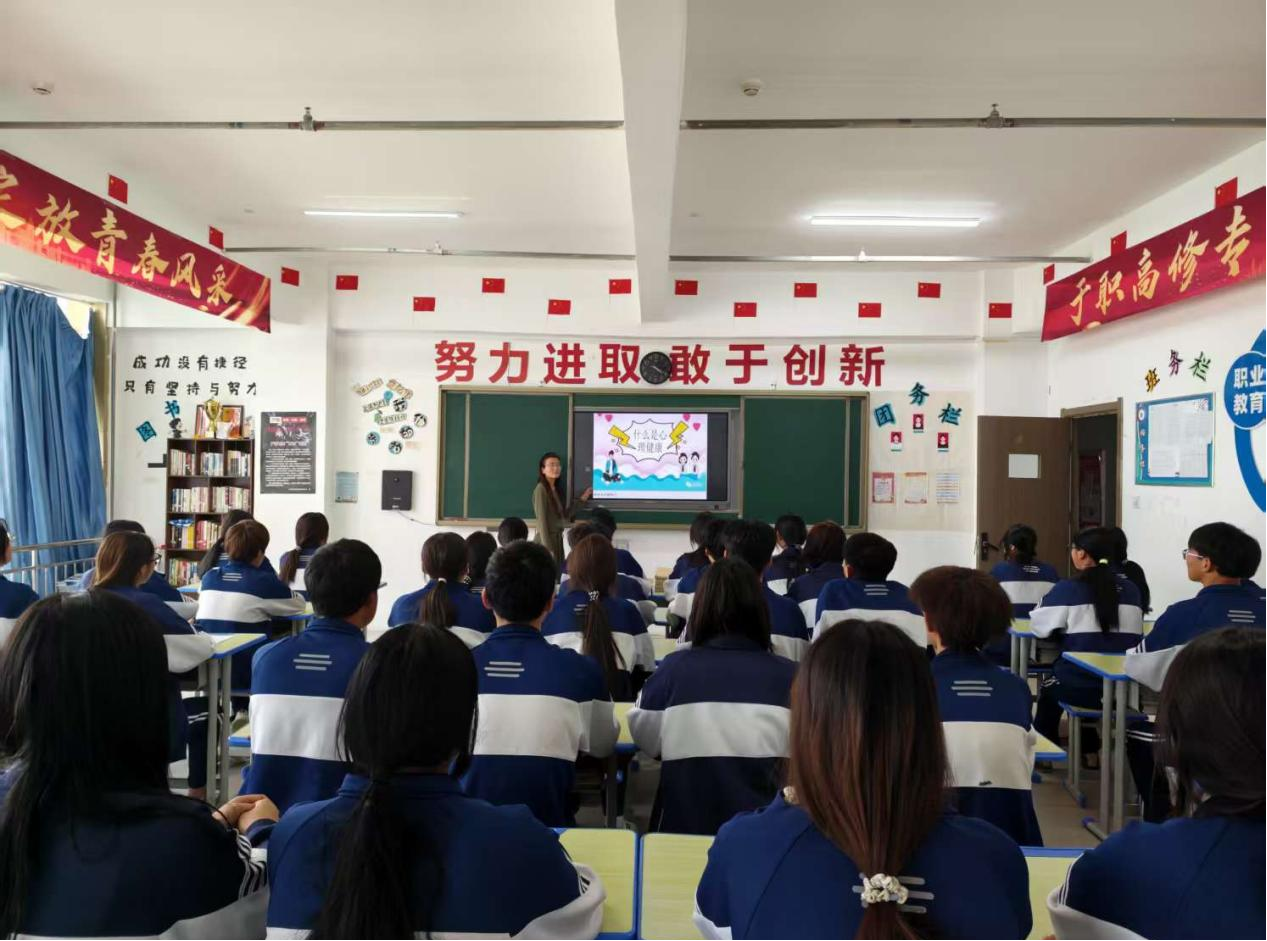 家校共育・赋能成长 | 孩子总玩手机、爱顶嘴？家校携手化解青春期叛逆
